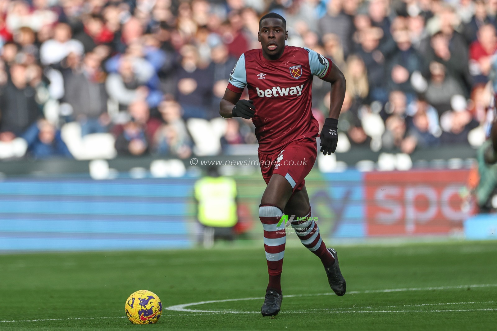 Kurt Zouma of West Ham United breaks with the ball during the Premier League match West Ham United vs Arsenal at London Stadium, London, United Kingdom, 11th February 2024

(Photo by Mark Cosgrove/News Images)