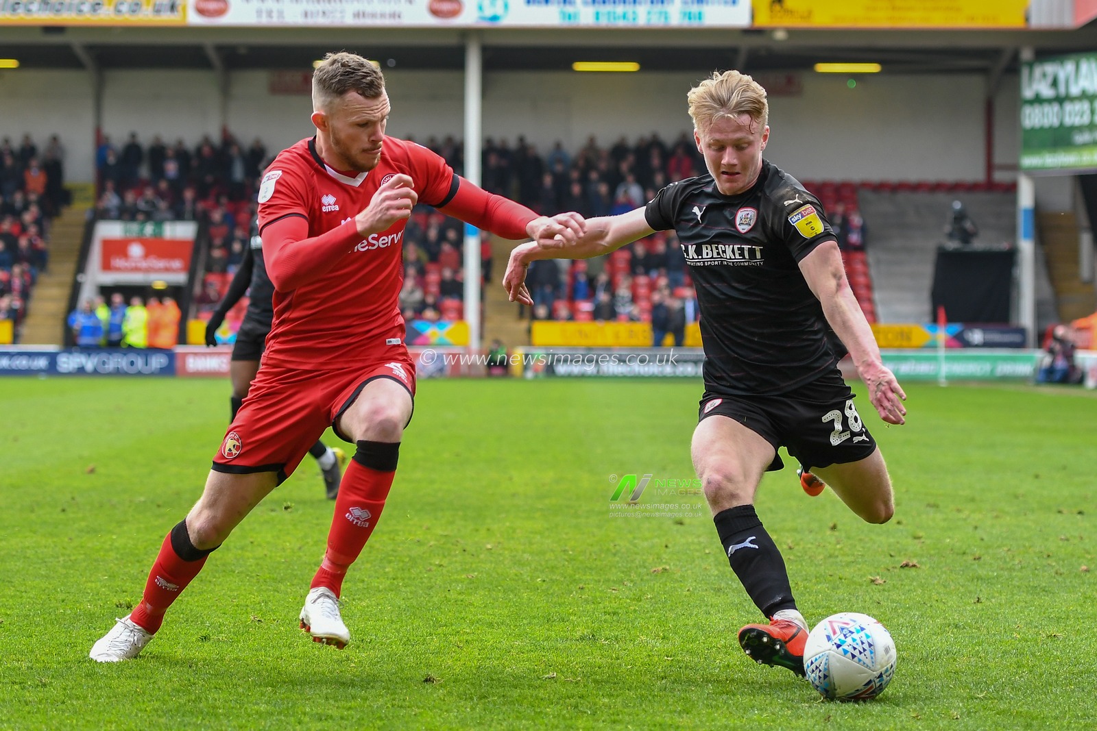 23rd March 2019, Bescot Stadium, Walsall, England; Sky Bet League One, Walsall vs Barnsley ; Ben Williams (28) of Barnsley attempts to cross the ball under pressure


Credit: Gareth Dalley/News Images

English Football League images are subject to DataCo Licence
