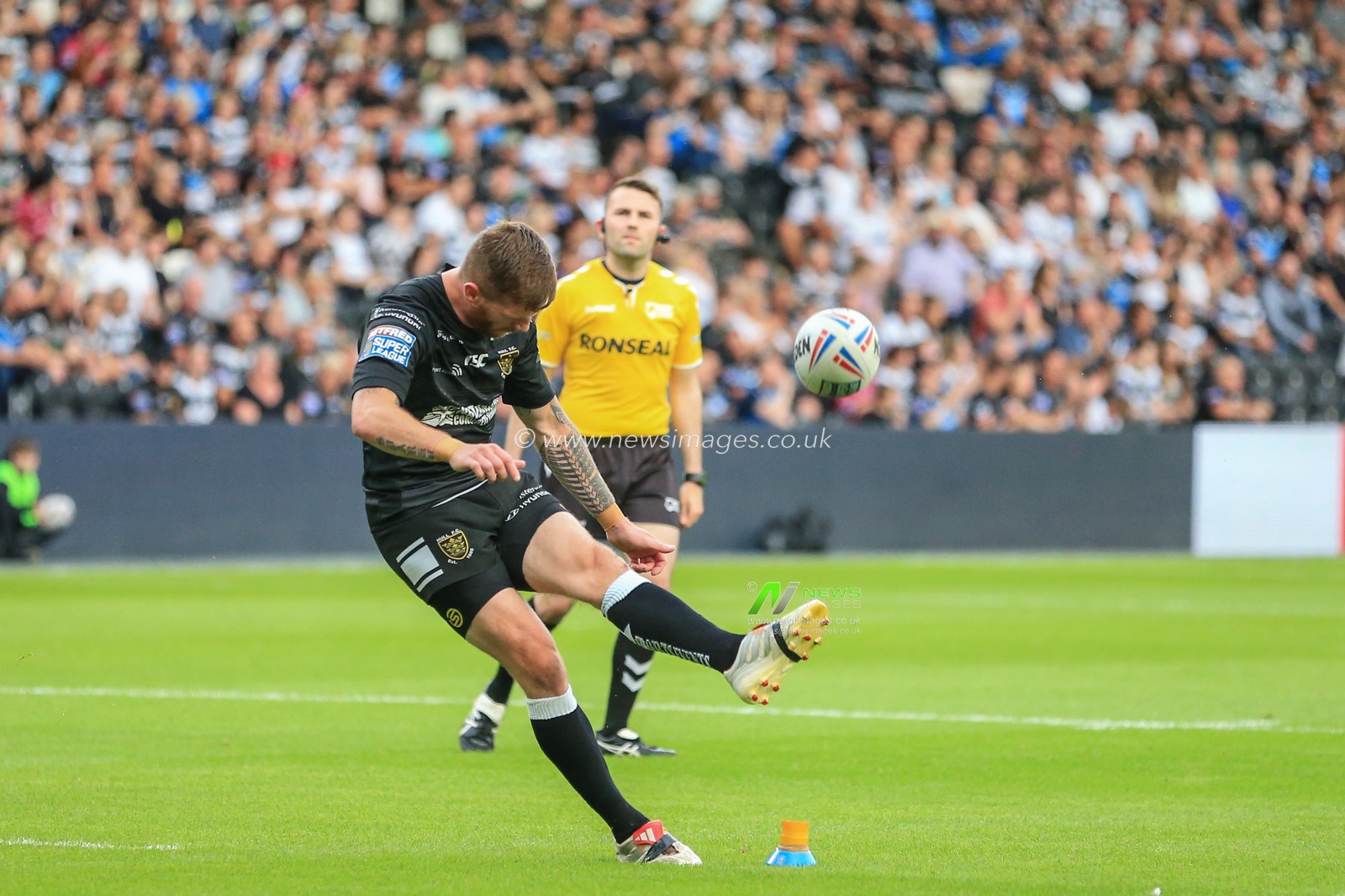 11th July 2019 , KCOM Stadium, Hull, England; Betfred Super League, Round 22, Hull FC vs London Broncos ; Marc Sneyd (7) of Hull FC converts 


Credit: Mark Cosgrove/News Images