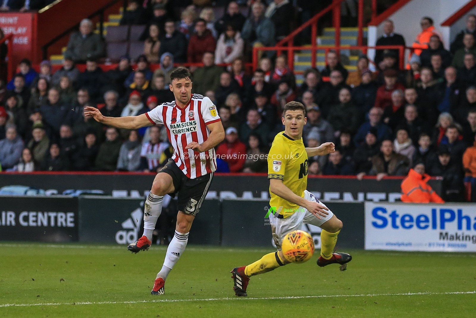 29th December 2018, Bramall Lane, Sheffield, England; Sky Bet Championship, Sheffield United vs Blackburn ; Enda Stevens (03) of Sheffield United shoots on goal 


Credit: Mark Cosgrove/News Images

English Football League images are subject to DataCo Licence