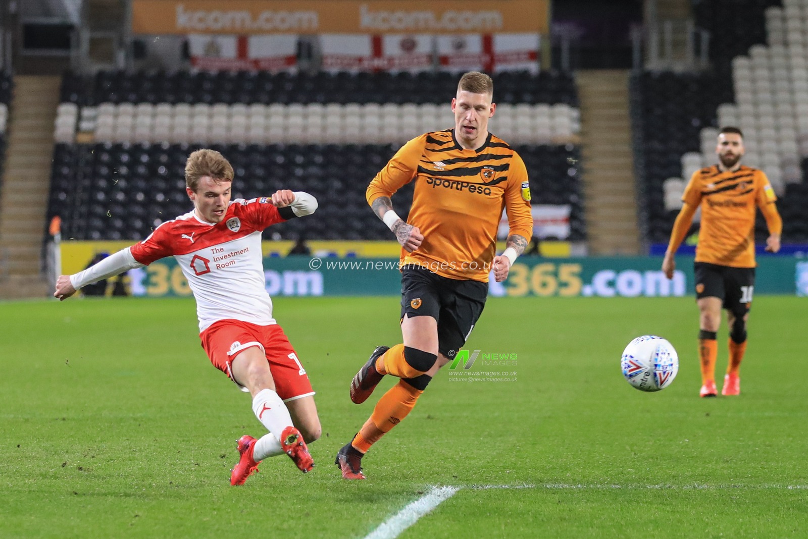 26th February 2020, KC Stadium, Kingston upon Hull, England; Sky Bet Championship, Hull City v Barnsley : Luke Thomas (16) of Barnsley crosses the ball drop into Hullâ€™s area