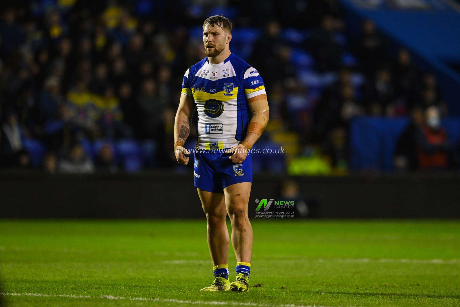 Matt Davis (17) of Warrington Wolves