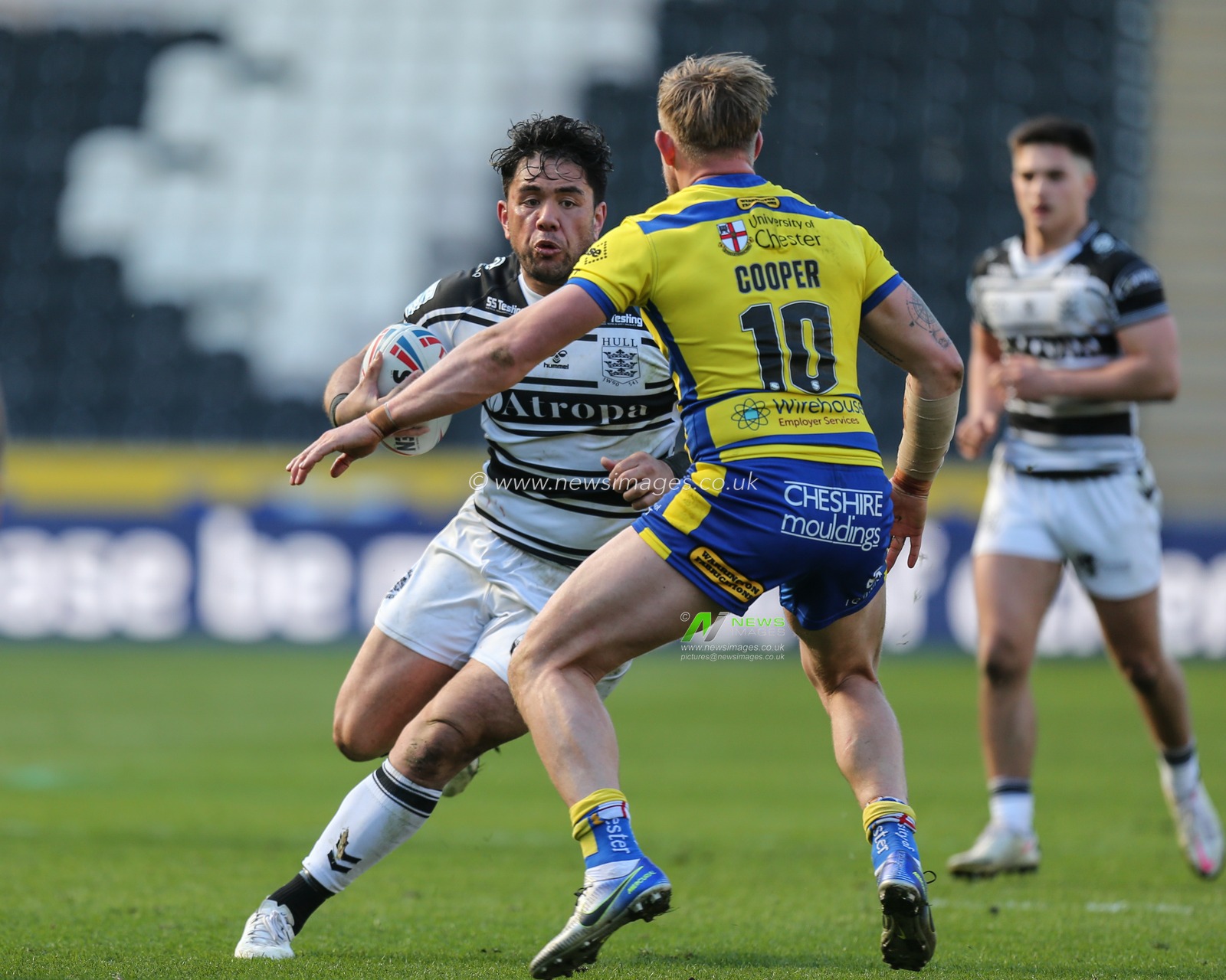 Andre Savelio (11) of Hull FC runs at Mike Cooper (10) of Warrington Wolves