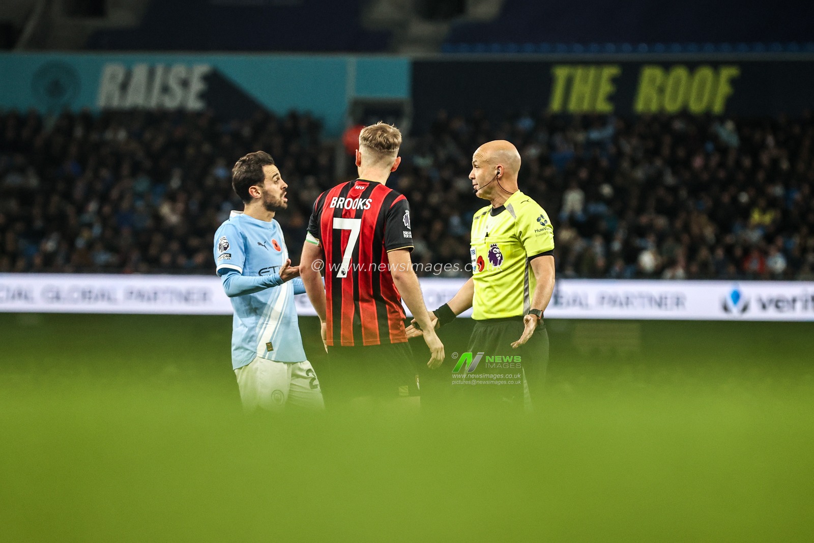 Bernardo Silva of Manchester City appeals for handball to referee Anthony Taylor during the Premier League match Manchester City vs Bournemouth at Etihad Stadium, Manchester, United Kingdom, 2nd November 2025

(Photo by Alfie Cosgrove/News Images)

*** GER AUT SUI OUT ***