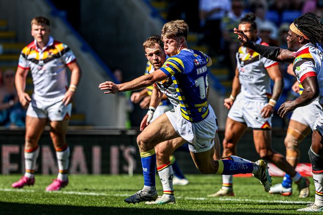 Ewan Irwin of Warrington Wolves breaks with the ball to go over for a try during the Betfred Super League round 12 match Warrington Wolves vs Bradford Bulls at The Halliwell Jones Stadium, Warrington, United Kingdom on 24 May 2026

(Photo by Alfie Cosgrove/News Images)