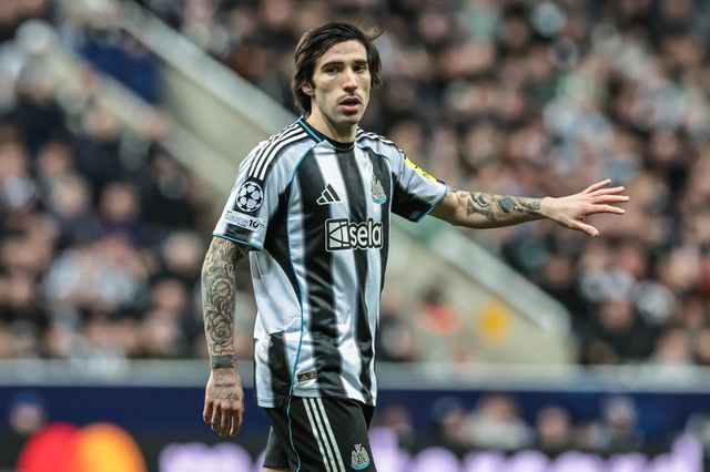 Sandro Tonali of Newcastle Untied gives his team instructions during the UEFA Champions League Last 16 match Newcastle Untied vs Barcelona at St. James's Park, Newcastle, United Kingdom on 10 March 2026

(Photo by Mark Cosgrove/News Images)