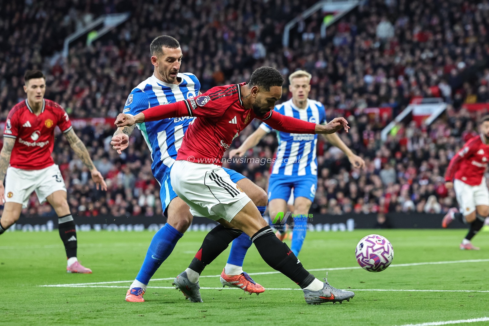 Matheus Cunha of Manchester United shoots on goal during the Premier League match Manchester United vs Brighton and Hove Albion at Old Trafford, Manchester, United Kingdom, 25th October 2025

(Photo by Mark Cosgrove/News Images)