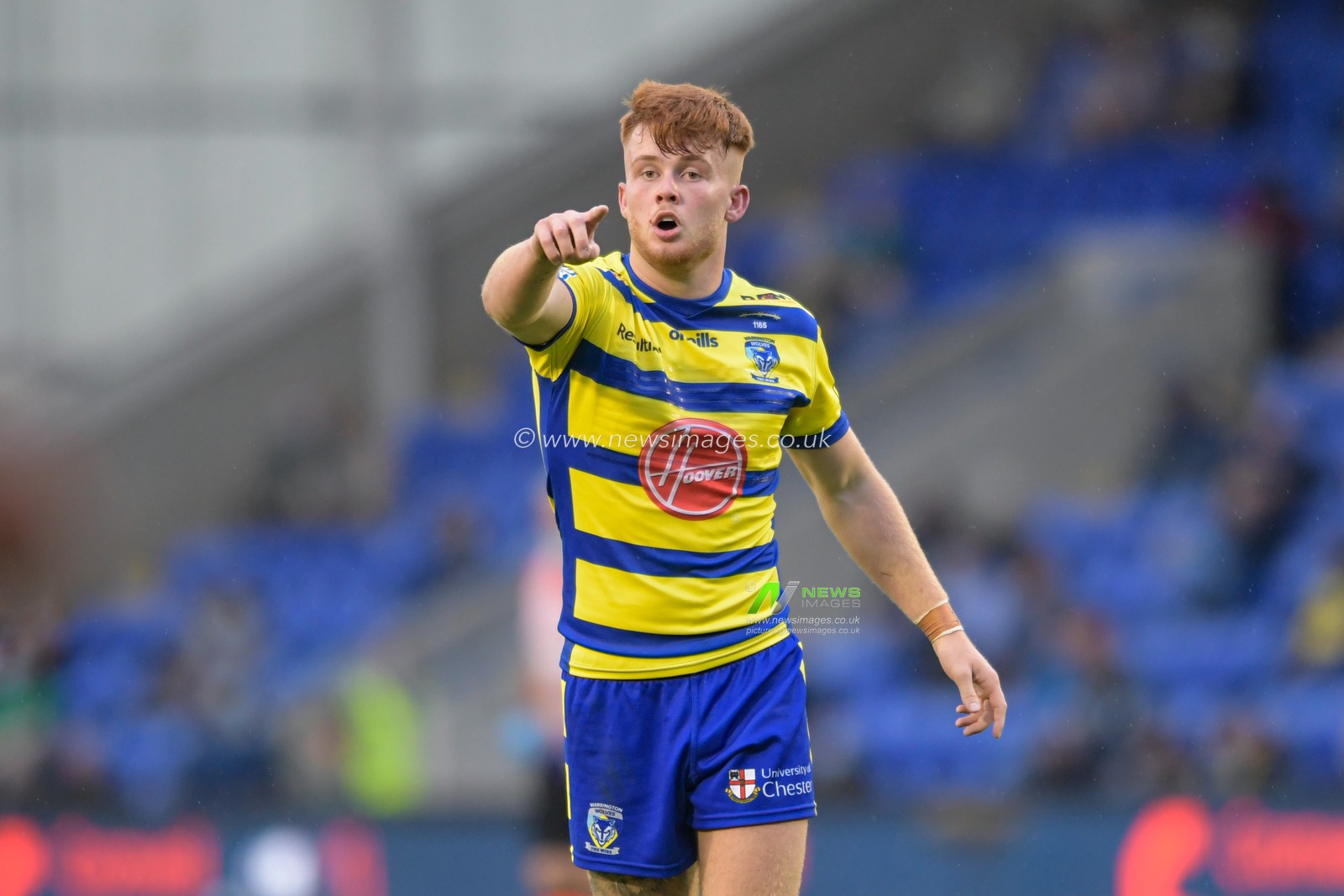 Ellis Longstaff (26) of Warrington Wolves gives instructions during the game