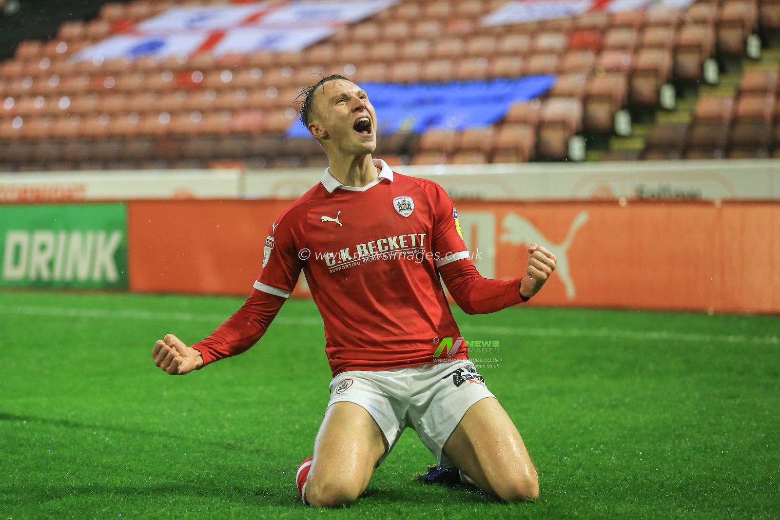15th December  2018, Oakwell, Barnsley, England; Sky Bet League One, Barnsley vs Portsmouth  ; Cauley Woodrow (25) of Barnsley celebrates his goal to make it 1-1


Credit: Mark Cosgrove/News Images

English Football League images are subject to DataCo Licence