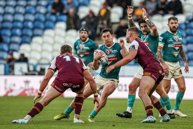 Matt Whitley of St Helens is tackled by Asher O'Donnell of Huddersfield Giants during the Betfred Super League round 11 match Huddersfield Giants vs St Helens at Accu Stadium, Huddersfield, United Kingdom on 14 May 2026

(Photo by Alfie Cosgrove/News Images)