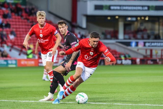 Corey O'Keeffe of Barnsley breaks with the ball during the Carabao Cup round 2 match Barnsley vs Crewe Alexandra at Oakwell, Barnsley, United Kingdom on 25 August 2026

(Photo by Alfie Cosgrove/News Images)