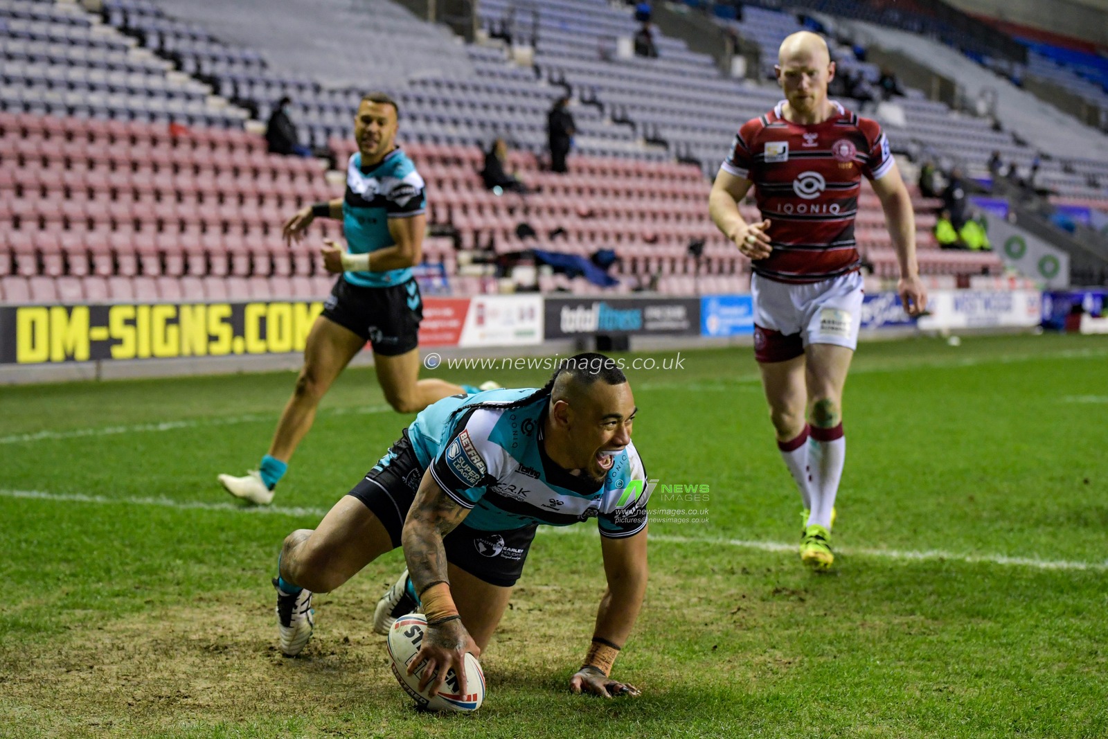 Mahe Fonua (5) of Hull FC goes over for a try to make it 10 -12