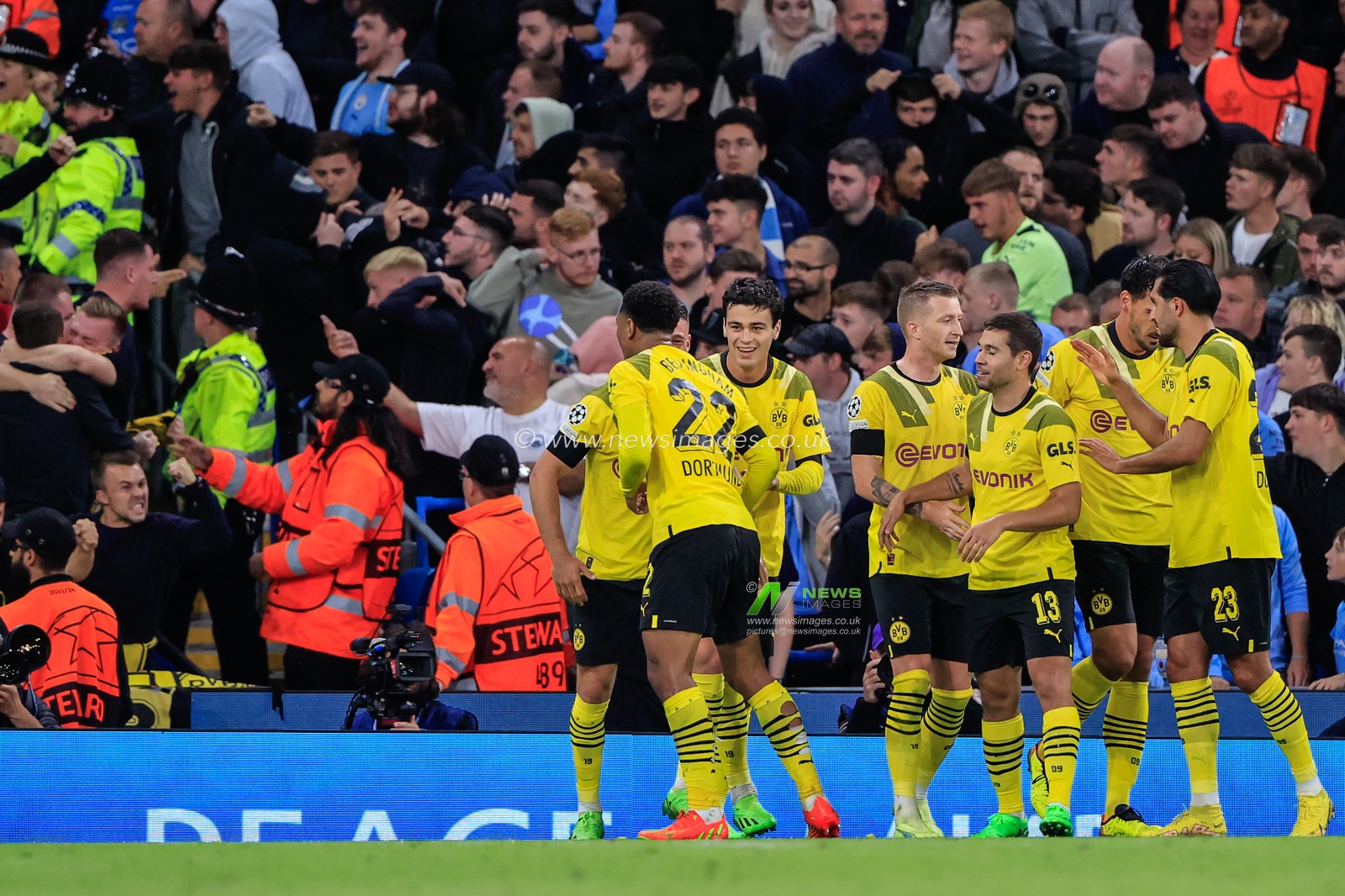 Jude Bellingham #22 of Borussia Dortmund celebrates his goal to make it 0-1 during the UEFA Champions League match Manchester City vs Borussia Dortmund at Etihad Stadium, Manchester, United Kingdom, 14th September 2022

(Photo by Conor Molloy/News Images)