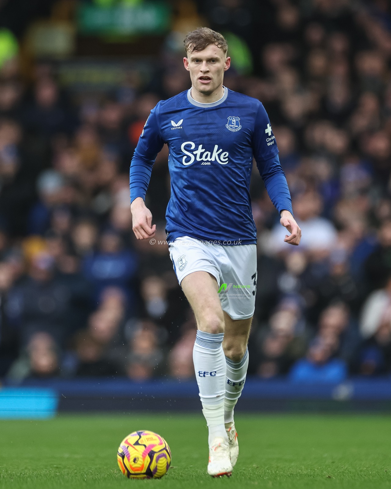 Jarrad Branthwaite of Everton with the ball during the Premier League match Everton vs Chelsea at Goodison Park, Liverpool, United Kingdom, 22nd December 2024

(Photo by Mark Cosgrove/News Images)