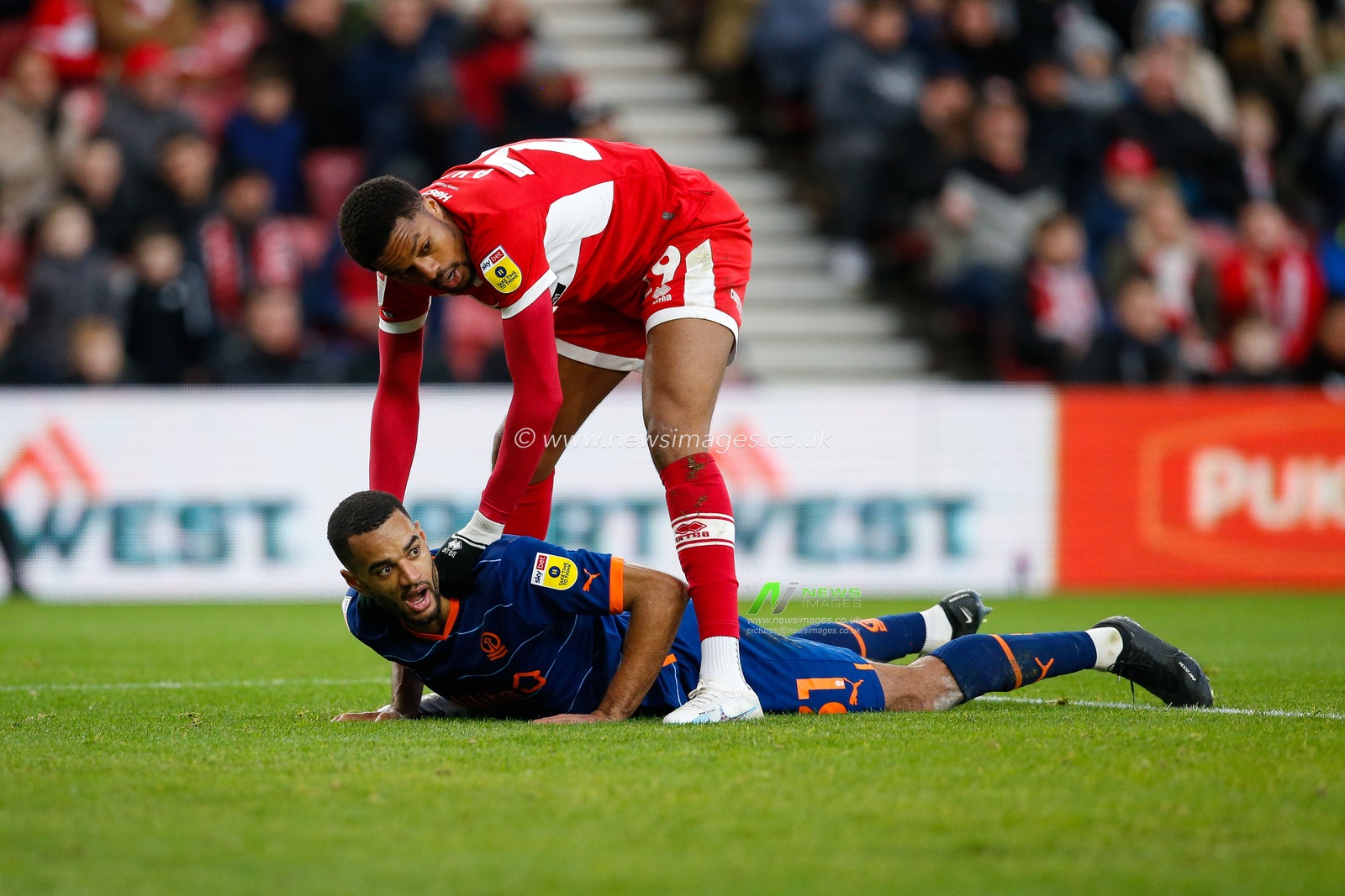 Chuba Akpom #29 of Middlesbrough and Curtis Nelson #31 of Blackpool during the Sky Bet Championship match Middlesbrough vs Blackpool at Riverside Stadium, Middlesbrough, United Kingdom, 4th February 2023

(Photo by Ben Early/News Images)