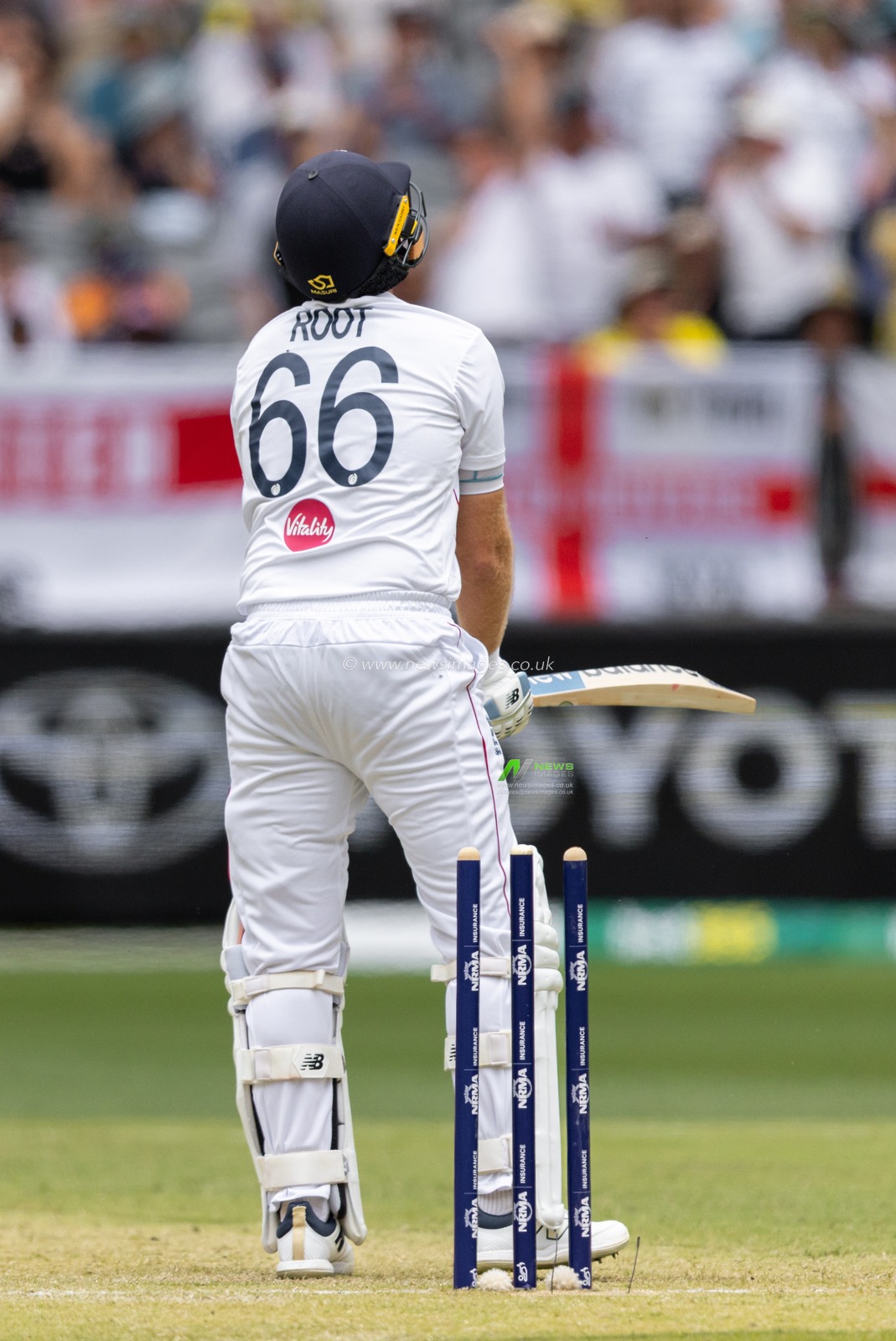 Joe Root of England is out bowled by Mitch Starc of Australia during the NRMA Insurance Ashes First Test Day 2 Australia vs England at Optus Stadium, Perth, Australia, 22nd November 2025

(Photo by Santanu Banik/News Images)

*** GER AUT SUI OUT ***