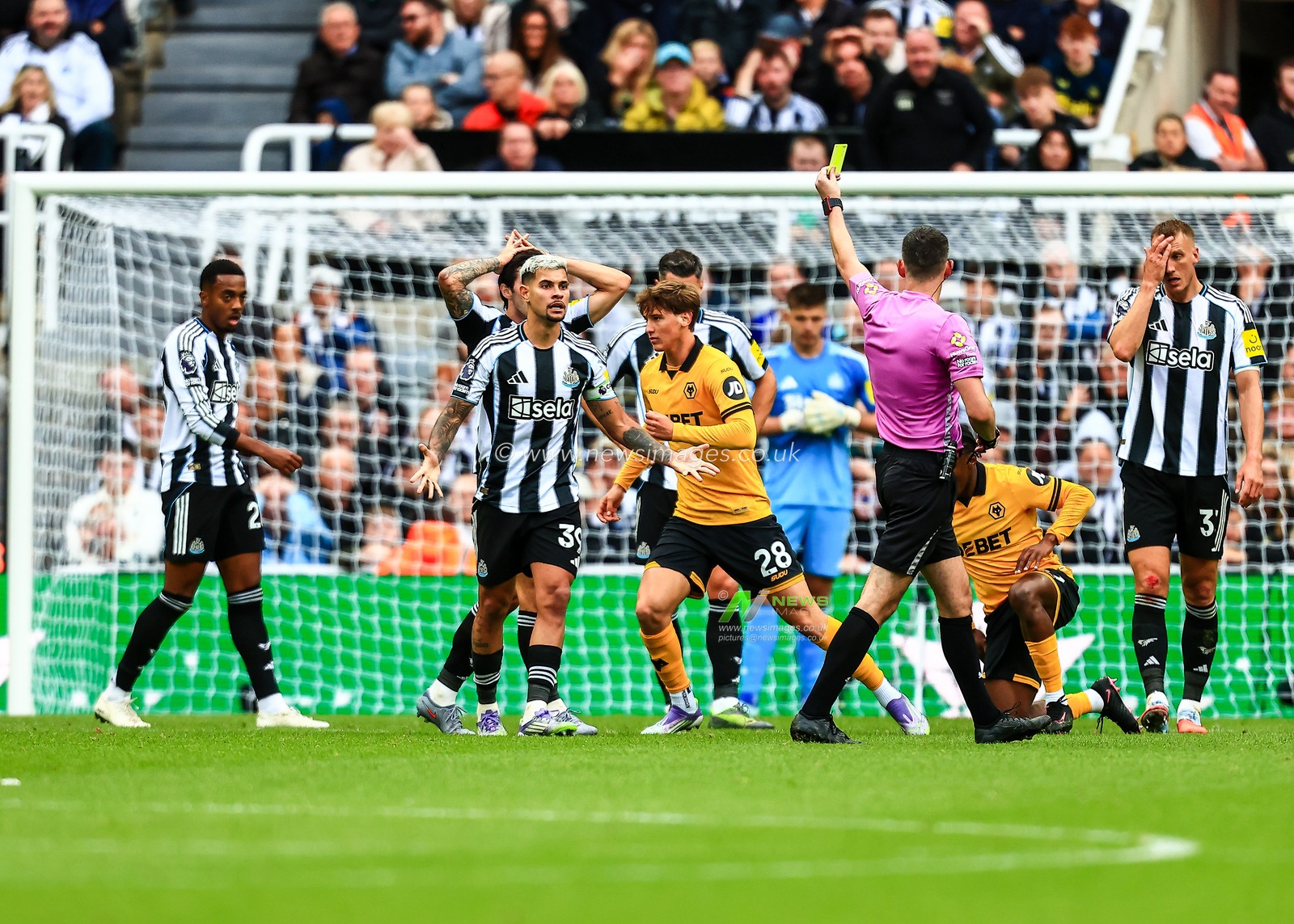 referee Christopher Kavanagh gives a yellow card to Bruno Guimaraes of Newcastle United during the Premier League match Newcastle United vs Wolverhampton Wanderers at St. James's Park, Newcastle, United Kingdom, 13th September 2025

(Photo by Richard Bierton/News Images)