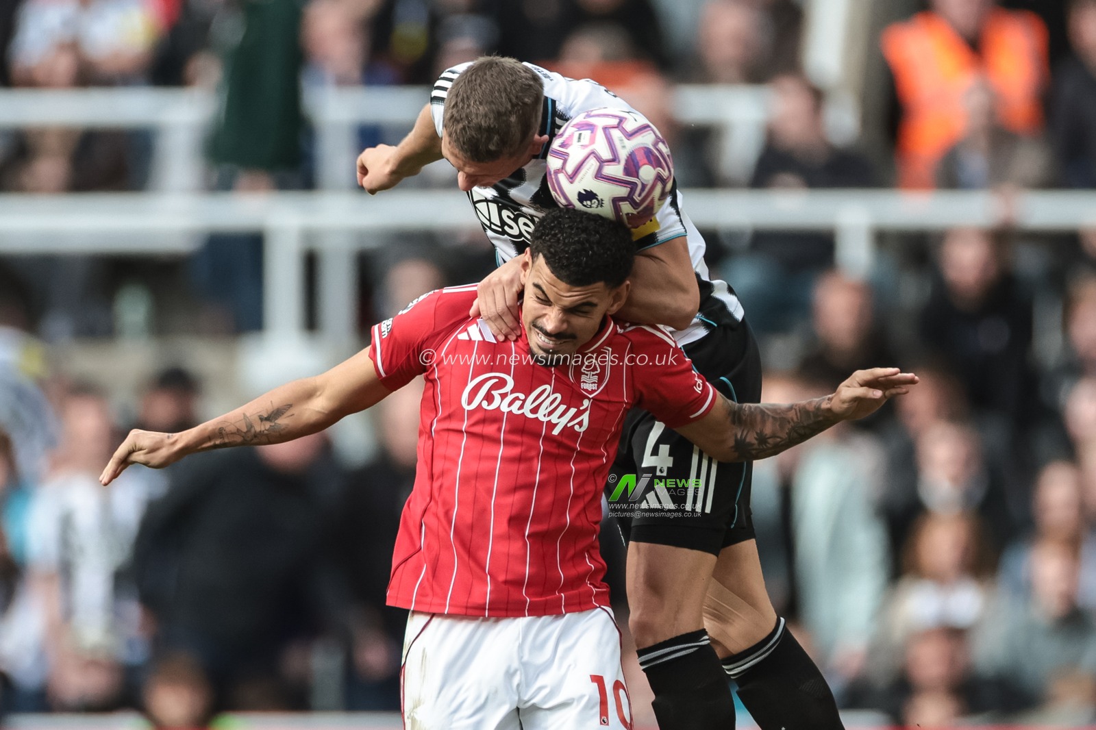 Sven Botman of Newcastle Untied and Morgan Gibbs-White of Nottingham Forest battle for the ball during the Premier League match Newcastle United vs Nottingham Forest at St. James's Park, Newcastle, United Kingdom, 5th October 2025

(Photo by Mark Cosgrove/News Images)