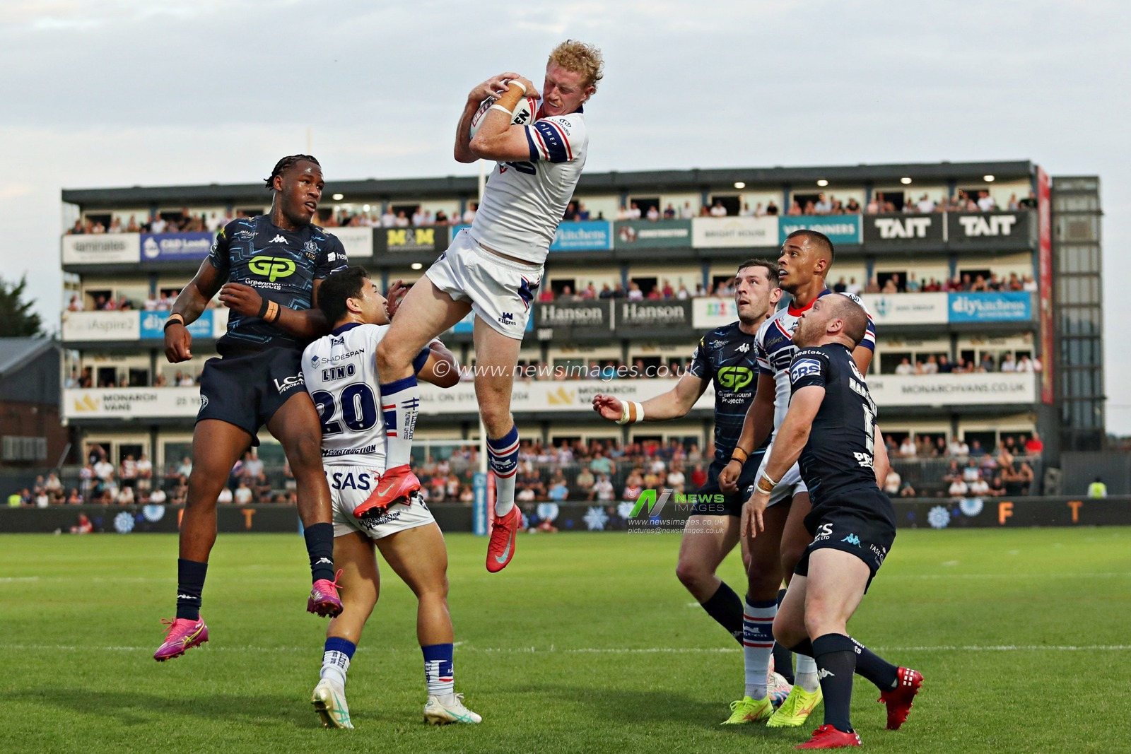 Lachlan Walmsley of Wakefield Trinity catches a high ball during the Betfred Super League round 15 match Wakefield Trinity vs Wigan Warriors at DIY Kitchens Stadium, Wakefield, United Kingdom, 20th June 2025

(Photo by Sam Eaden/News Images)