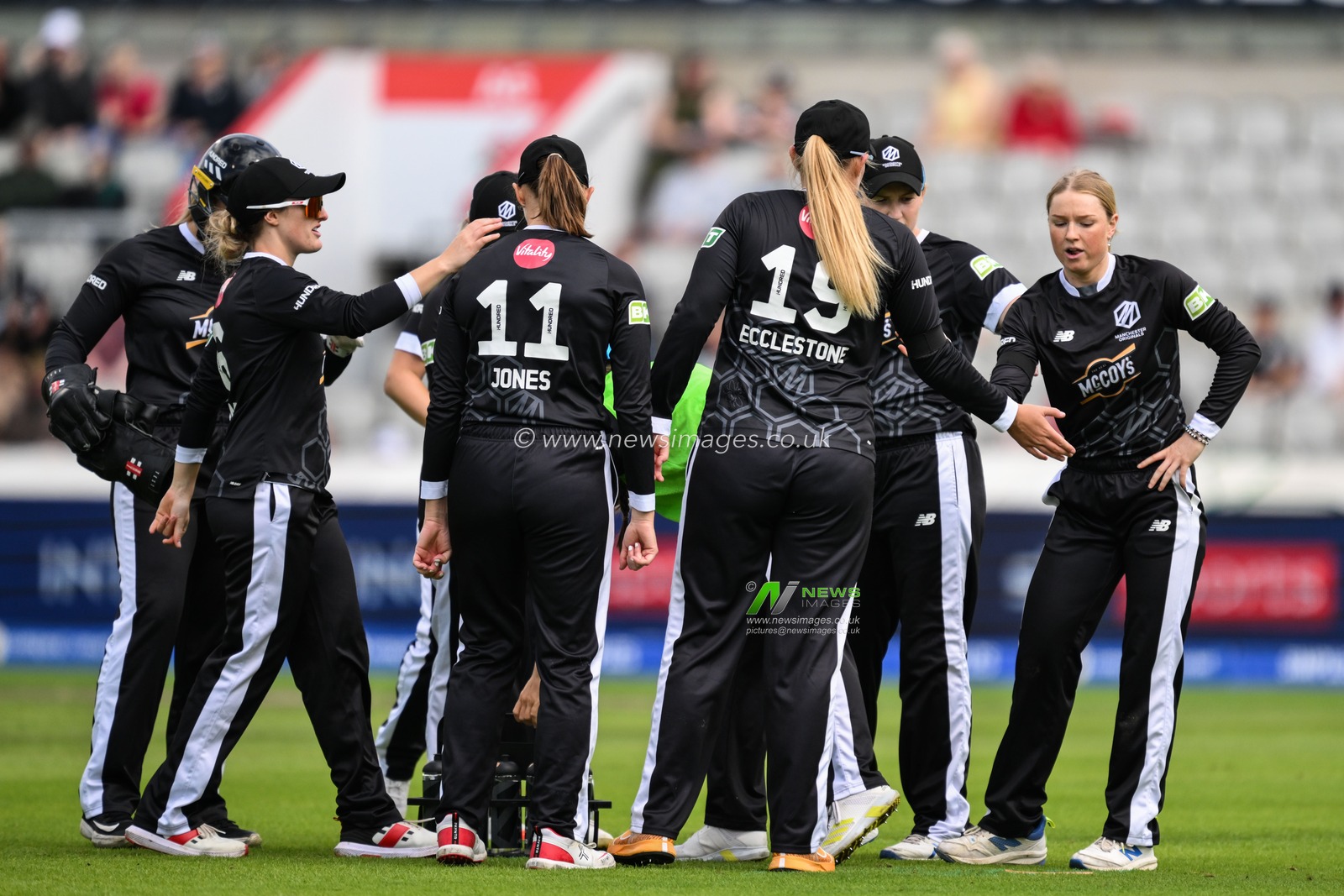 Manchester Originals celebrate the wicket of Lauren Winfield-Hill of Oval Invincibles during the The Hundred match Manchester Originals Women vs Oval Invincibles Women at Old Trafford, Manchester, United Kingdom, 6th August 2024

(Photo by Craig Thomas/News Images)