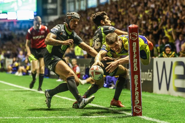 Jake Thewlis of Warrington Wolves goes over for a try during the Betfred Super League Round 22 match Warrington Wolves vs Catalans Dragons at Halliwell Jones Stadium, Warrington, United Kingdom, 14th August 2025

(Photo by Alfie Cosgrove/News Images)