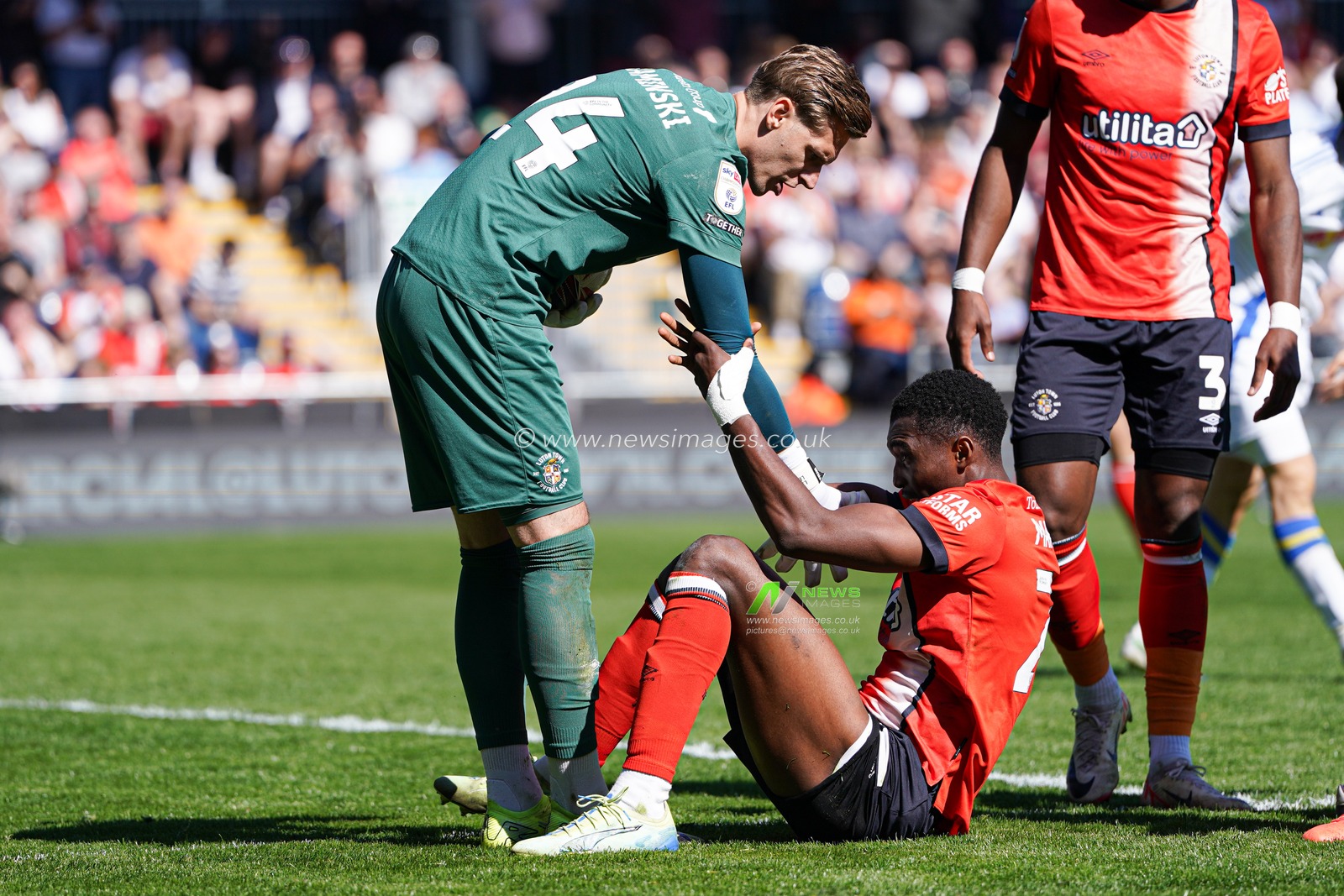 Thomas Kaminski of Luton Town helps up Christ Makosso of Luton Town after defensive block during the Sky Bet Championship match Luton Town vs Leeds United at Kenilworth Road, Luton, United Kingdom, 5th April 2025

(Photo by Harvey Murphy/News Images)