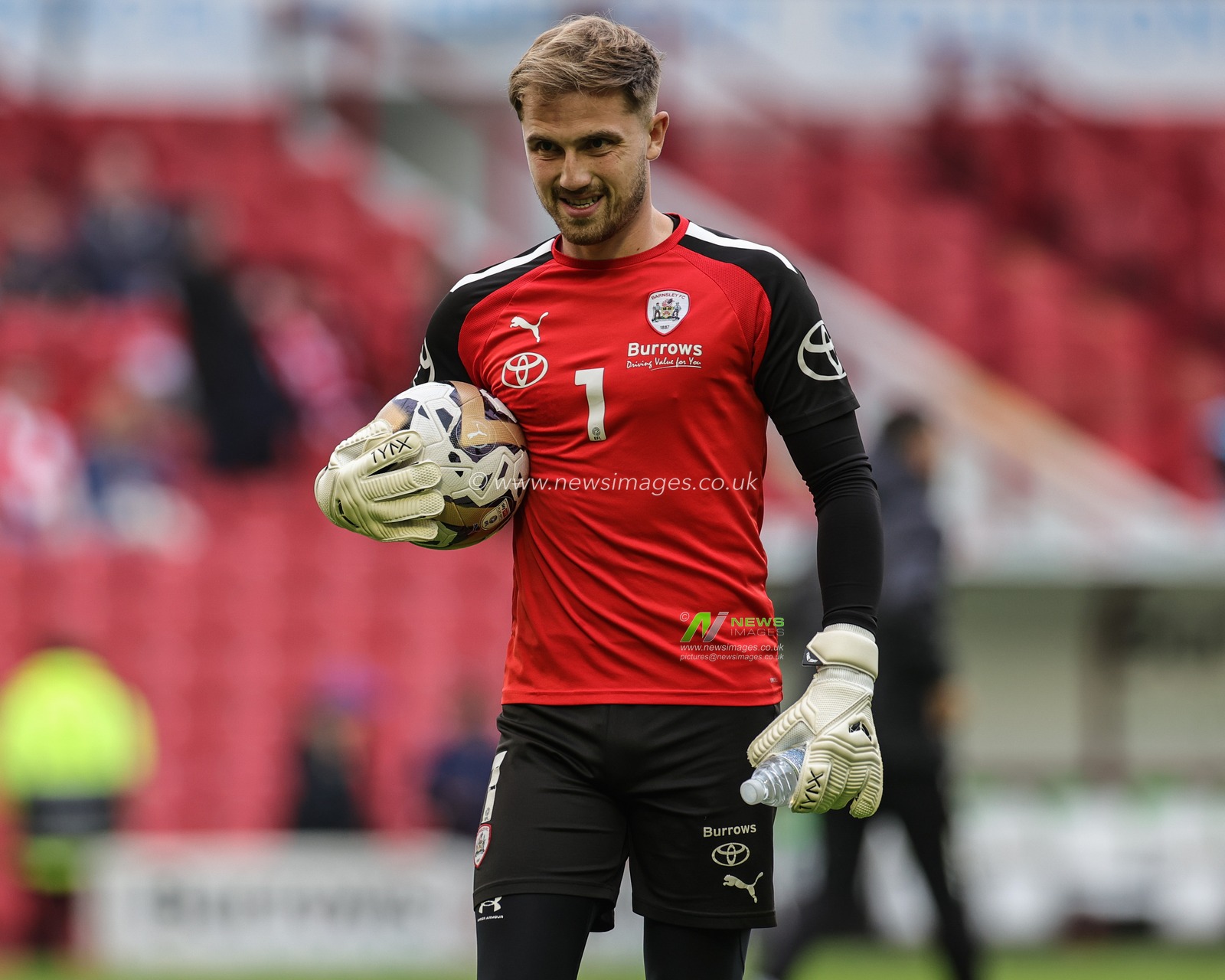 Harvey Isted #1 of Barnsley in the pregame warmup session during the Sky Bet League 1 Play-off match Barnsley vs Bolton Wanderers at Oakwell, Barnsley, United Kingdom, 19th May 2023

(Photo by Mark Cosgrove/News Images)