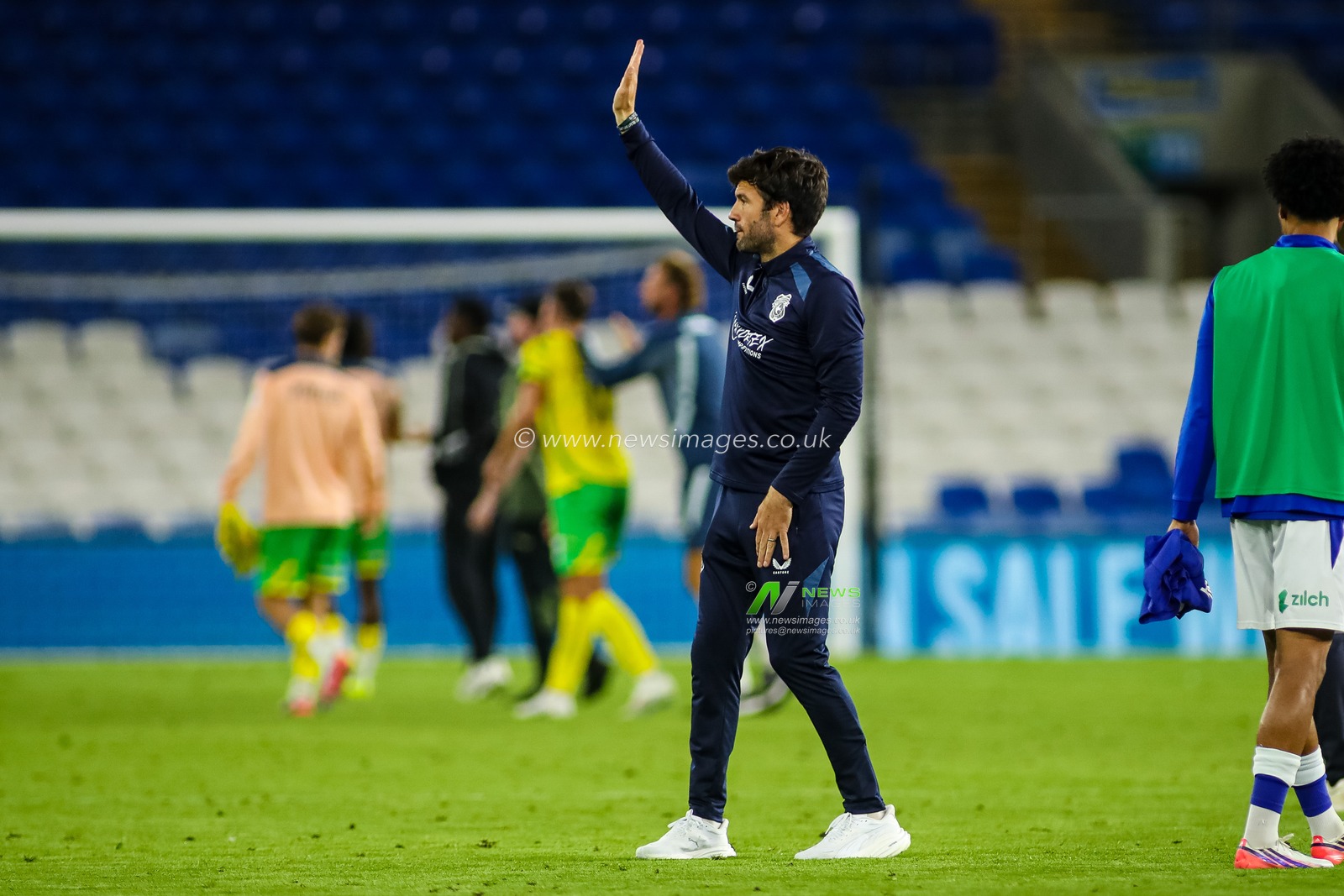 Cardiff City Head Coach Brian Barry-Murphy waves to the Cardiff fans at the final whistle during the Carabao Cup round 2 match Cardiff City vs Norwich City at Cardiff City Stadium, Cardiff, United Kingdom on 25 August 2026

(Photo by Andrew Lewis/News Images)