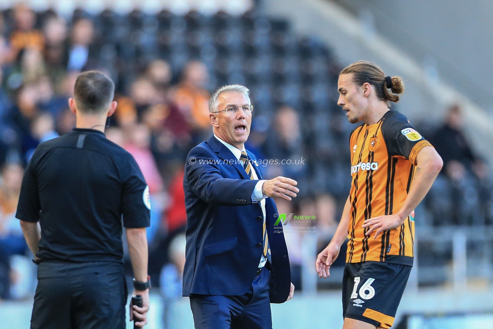 29th September 2018, KCOM Stadium, Hull , England; Sky Bet Championship, Hull City v Middlesbrough ; Nigel Adkins manager of Hull City gives Jackson Irvine of Hull City firm instructions

Credit:   Mark Cosgrove/News Images

English Football League images are subject to DataCo Licence