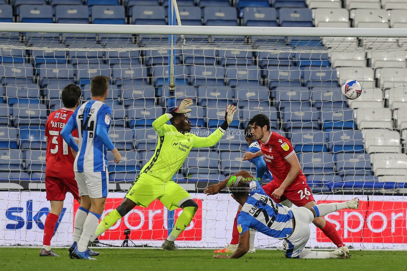 Fraizer Campbell (22) of Huddersfield Town scores a dramatic goal to make it 1-0