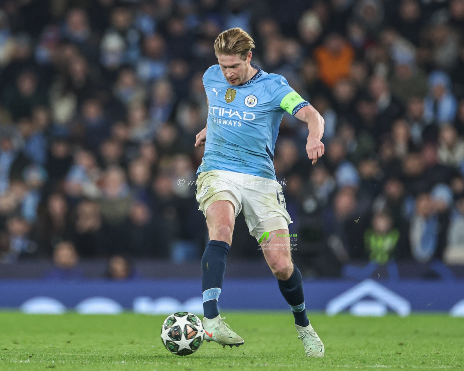Kevin De Bruyne of Manchester City passes the ball during the UEFA Champions League Knockout Round Play-off Manchester City v Real Madrid at Etihad Stadium, Manchester, United Kingdom, 11th February 2025

(Photo by Mark Cosgrove/News Images)