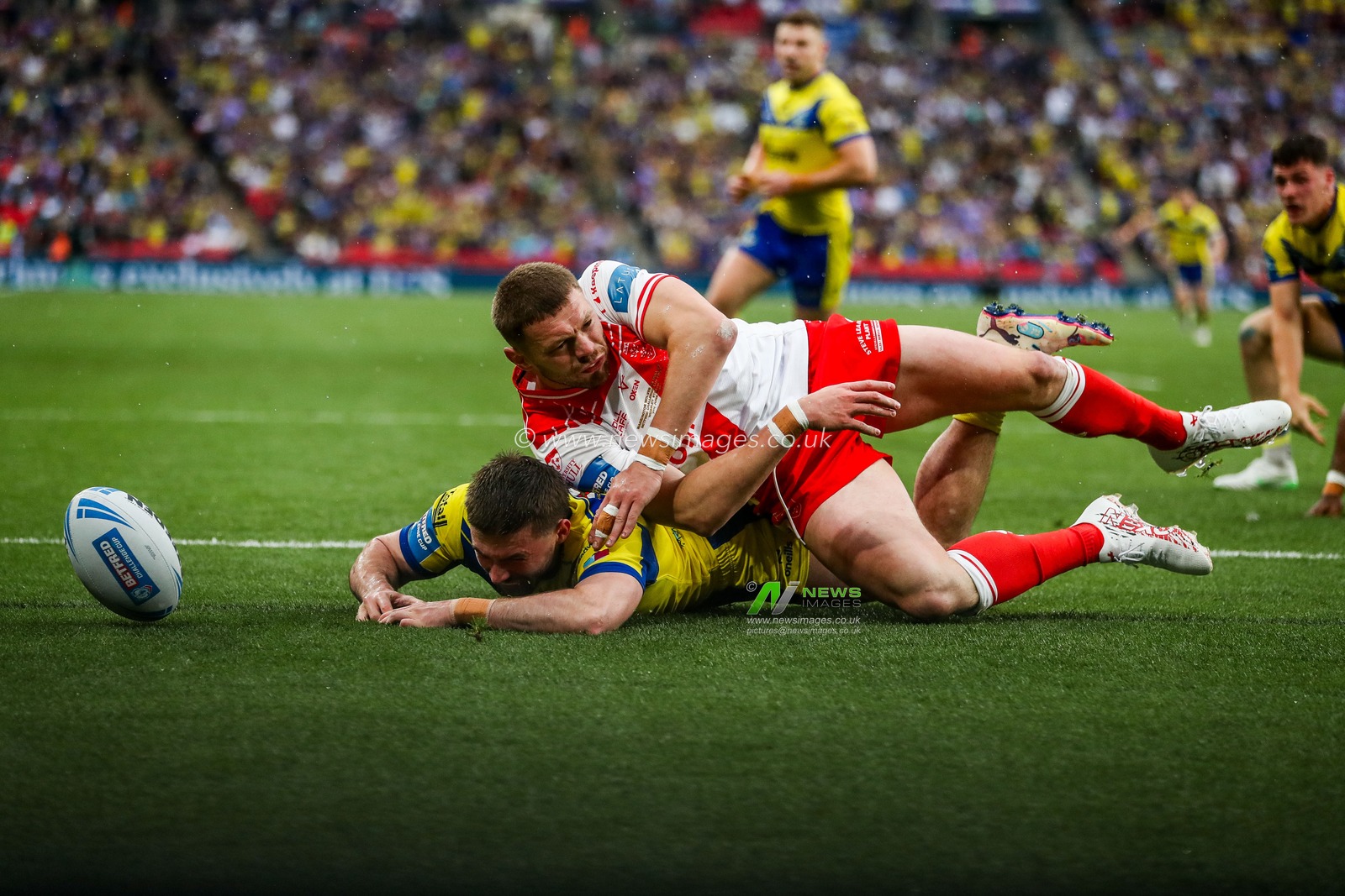 Adam Holroyd of Warrington Wolves goes over for a try, which is later disallowed during the Betfred Challenge Cup Final Warrington Wolves vs Hull KR at Wembley Stadium, London, United Kingdom, 7th June 2025

(Photo by Izzy Poles/News Images)