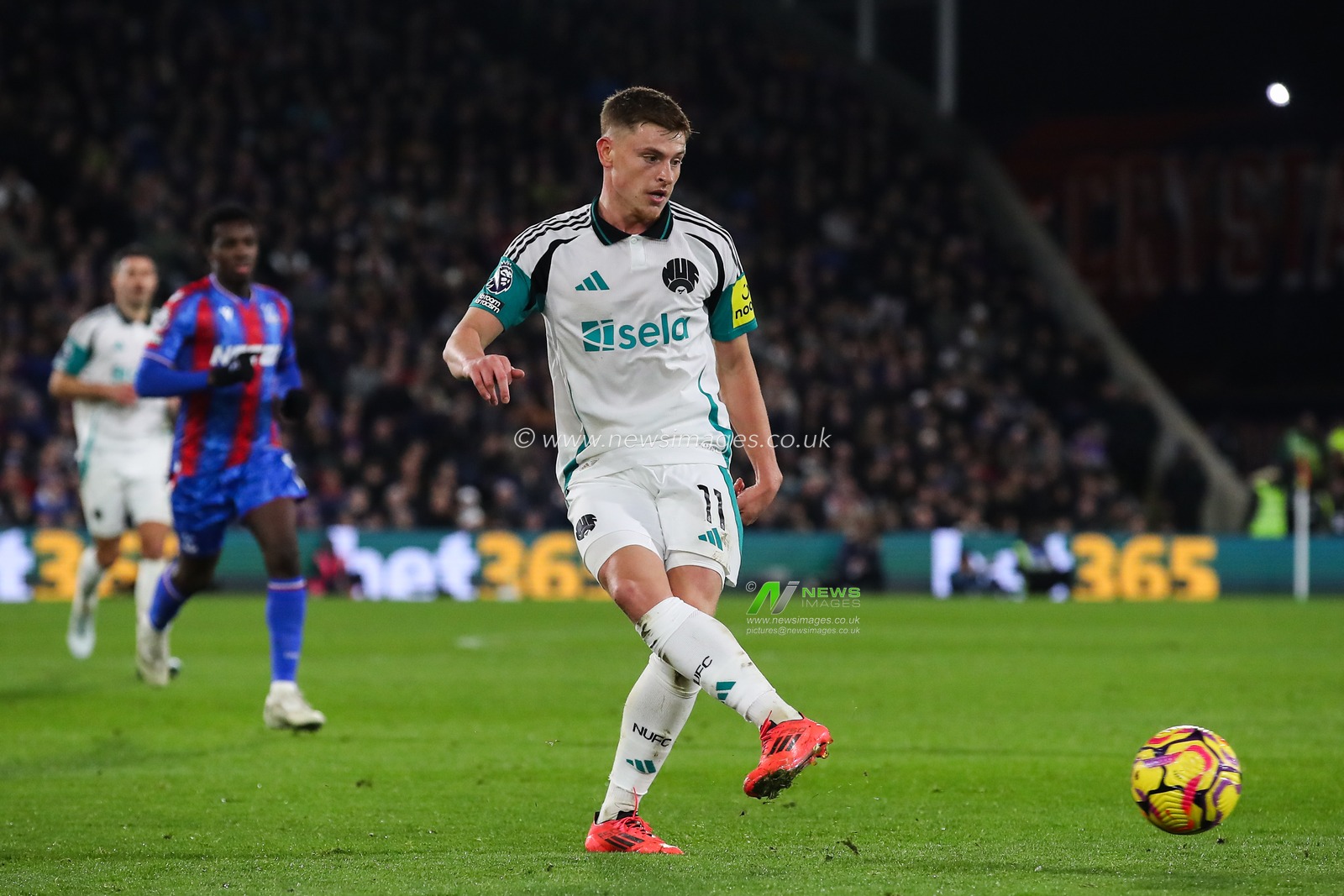 Harvey Barnes of Newcastle United passes the ball during the Premier League match Crystal Palace vs Newcastle United at Selhurst Park, London, United Kingdom, 30th November 2024

(Photo by Gareth Evans/News Images)