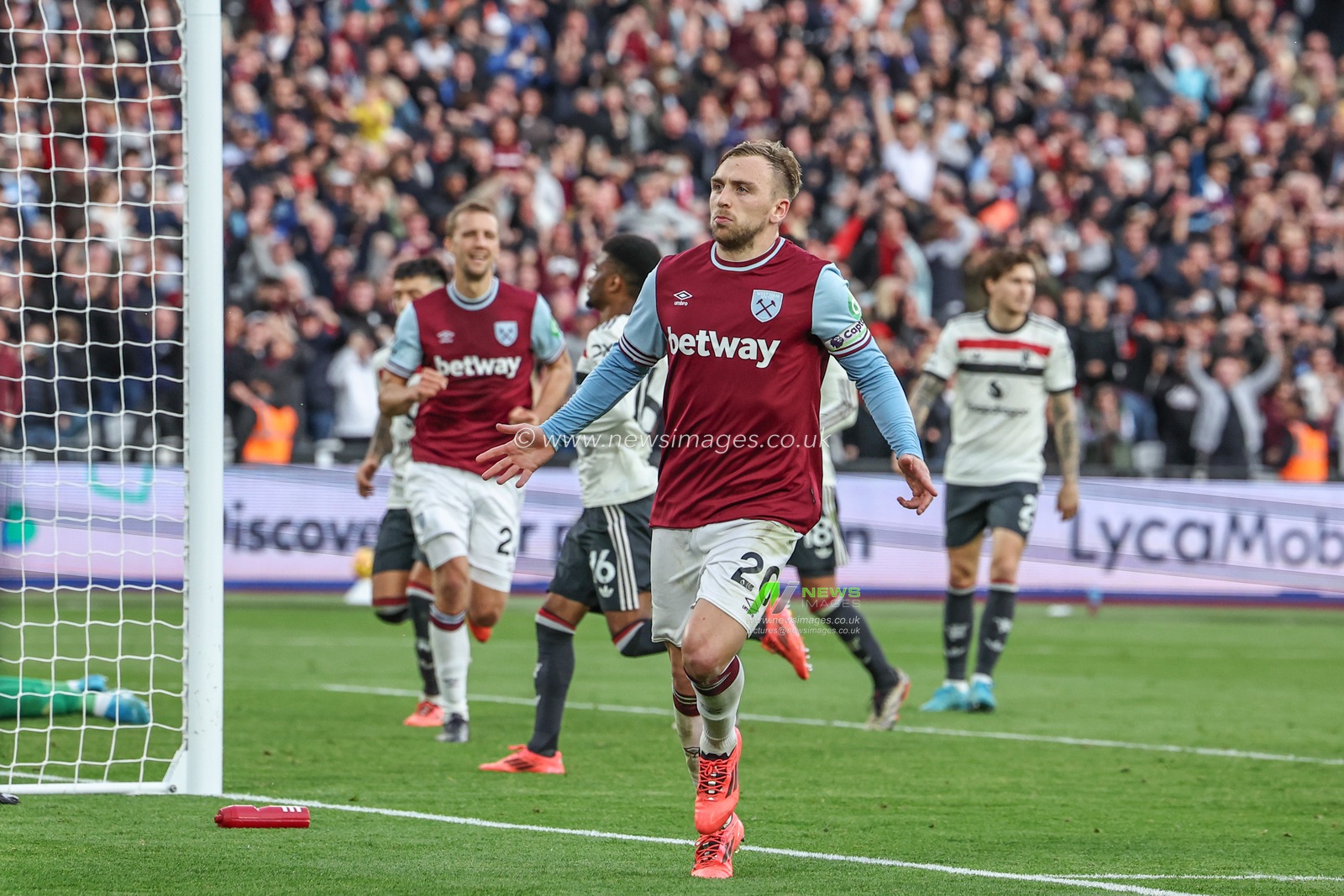 Jarrod Bowen of West Ham United celebrates his goal to make it 2-1 during the Premier League match West Ham United vs Manchester United at London Stadium, London, United Kingdom, 27th October 2024

(Photo by Mark Cosgrove/News Images)