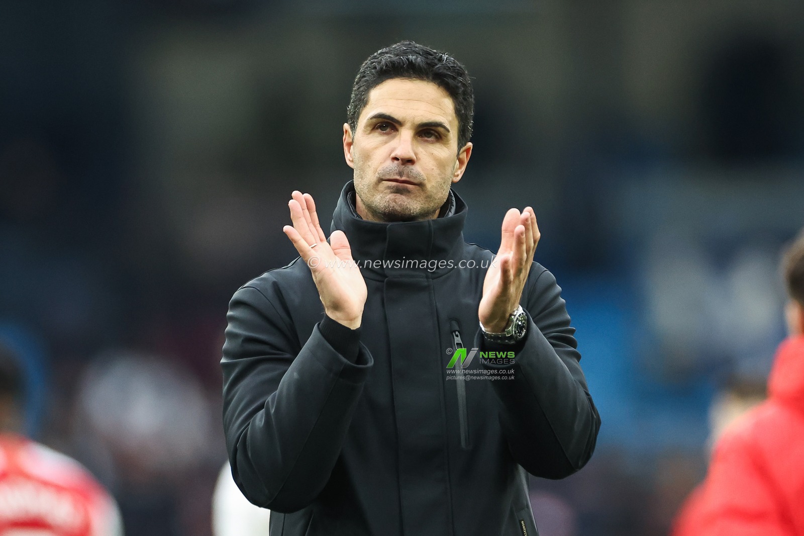 Mikel Arteta manager of Arsenal applauds the fans at the end of the Premier League match Manchester City vs Arsenal at Etihad Stadium, Manchester, United Kingdom, 31st March 2024

(Photo by Mark Cosgrove/News Images)
