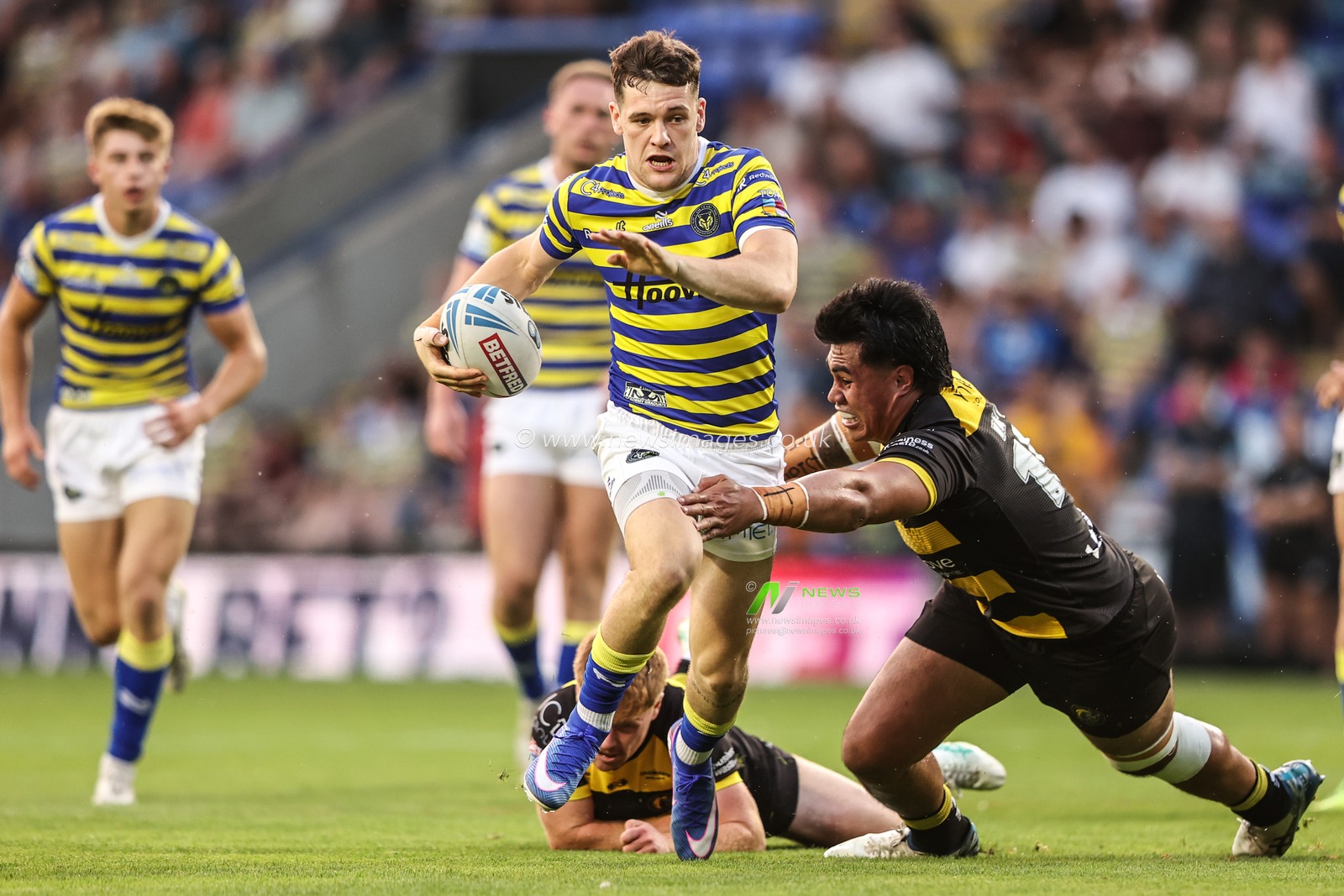 Josh Thewlis of Warrington Wolves evades tackles to go over for a try during the Betfred Super League round 23 match Warrington Wolves vs York Knights at The Halliwell Jones Stadium, Warrington, United Kingdom on 13 August 2026

(Photo by Alfie Cosgrove/News Images)