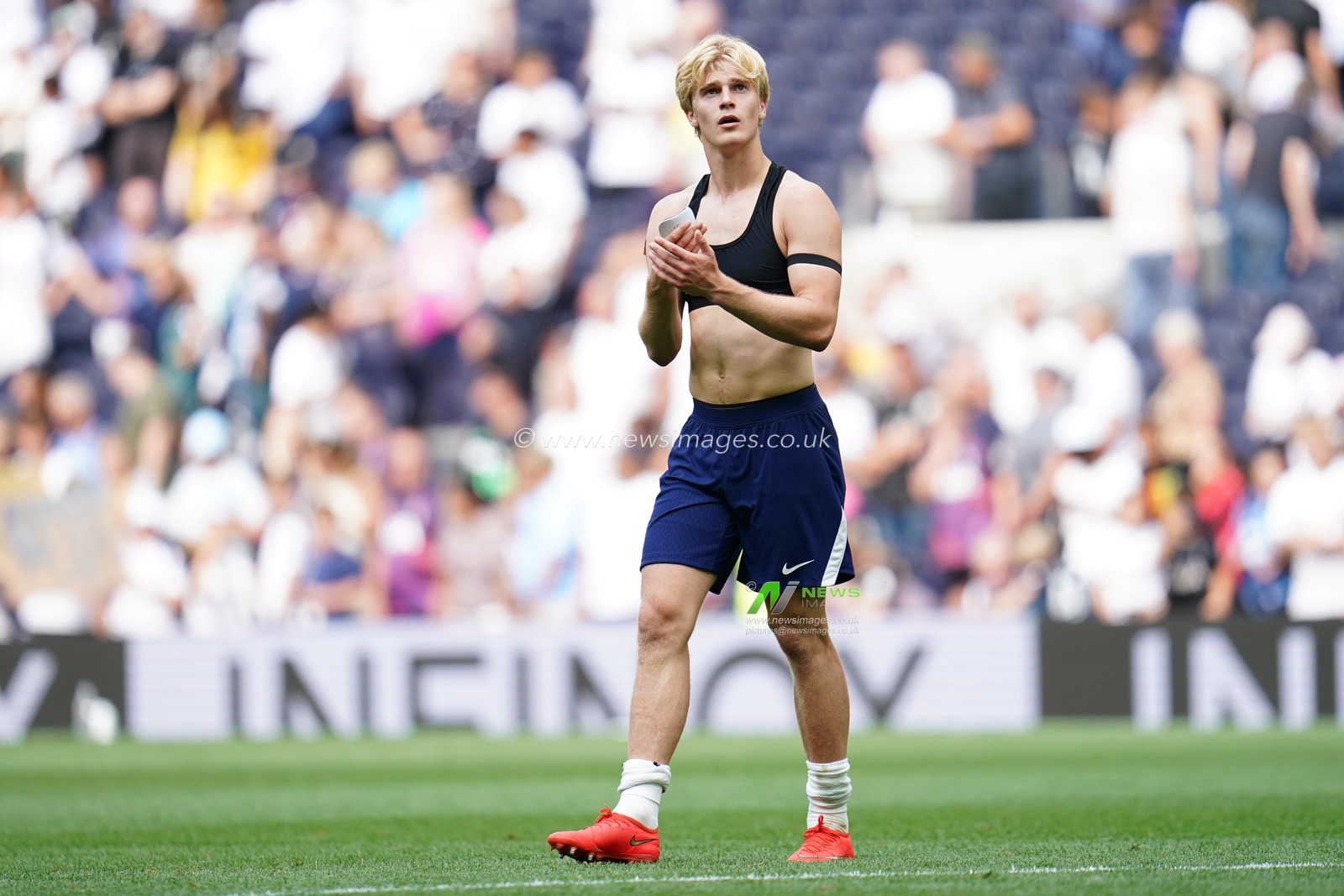 Lucas Bergvall of Tottenham Hotspur applauds home support at full time during the pre-season friendly match Tottenham Hotspur vs Hoffenheim at Tottenham Hotspur Stadium, London, United Kingdom on 15 August 2026

(Photo by Harvey Murphy/News Images)