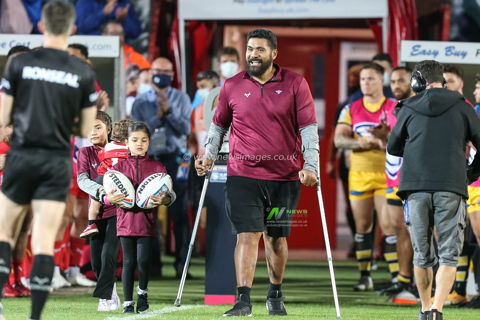 Mose Masoe delivers the match ball and the ball to be signed  by Shaun Kenny-Dowall (4) of Hull KR
