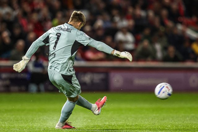 Blackpool goalkeeper Bailey Peacock-Farrell takes a goal kick during the Sky Bet League One match Barnsley vs Blackpool at Oakwell, Barnsley, United Kingdom on 02 September 2026

(Photo by Alfie Cosgrove/News Images)