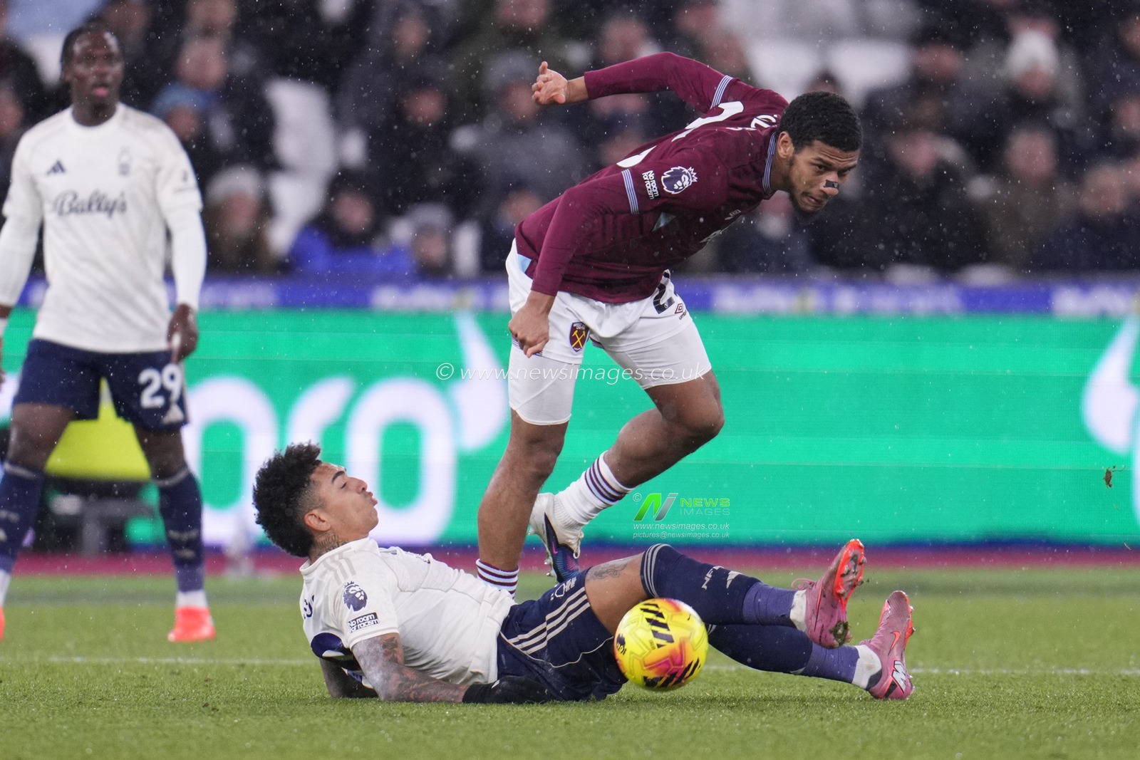 during the Premier League match West Ham United vs Nottingham Forest at London Stadium, London, United Kingdom, 6th January 2026

(Photo by Harvey Murphy/News Images)

*** GER AUT SUI OUT ***