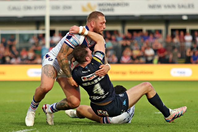 Mason Lino of Wakefield Trinity and Josh Griffin of Wakefield Trinity tackle Jake Wardle of Wigan Warriors before the Betfred Super League round 15 match Wakefield Trinity vs Wigan Warriors at DIY Kitchens Stadium, Wakefield, United Kingdom, 20th June 2025

(Photo by Sam Eaden/News Images)
