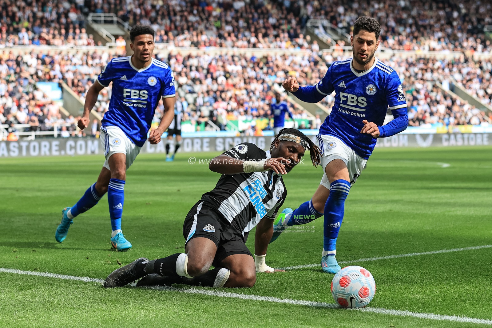 Allan Saint-Maximin #10 of Newcastle United tries to pass James Justin #2 of Leicester City and Ayoze Perez #17 of Leicester City and loses the ball