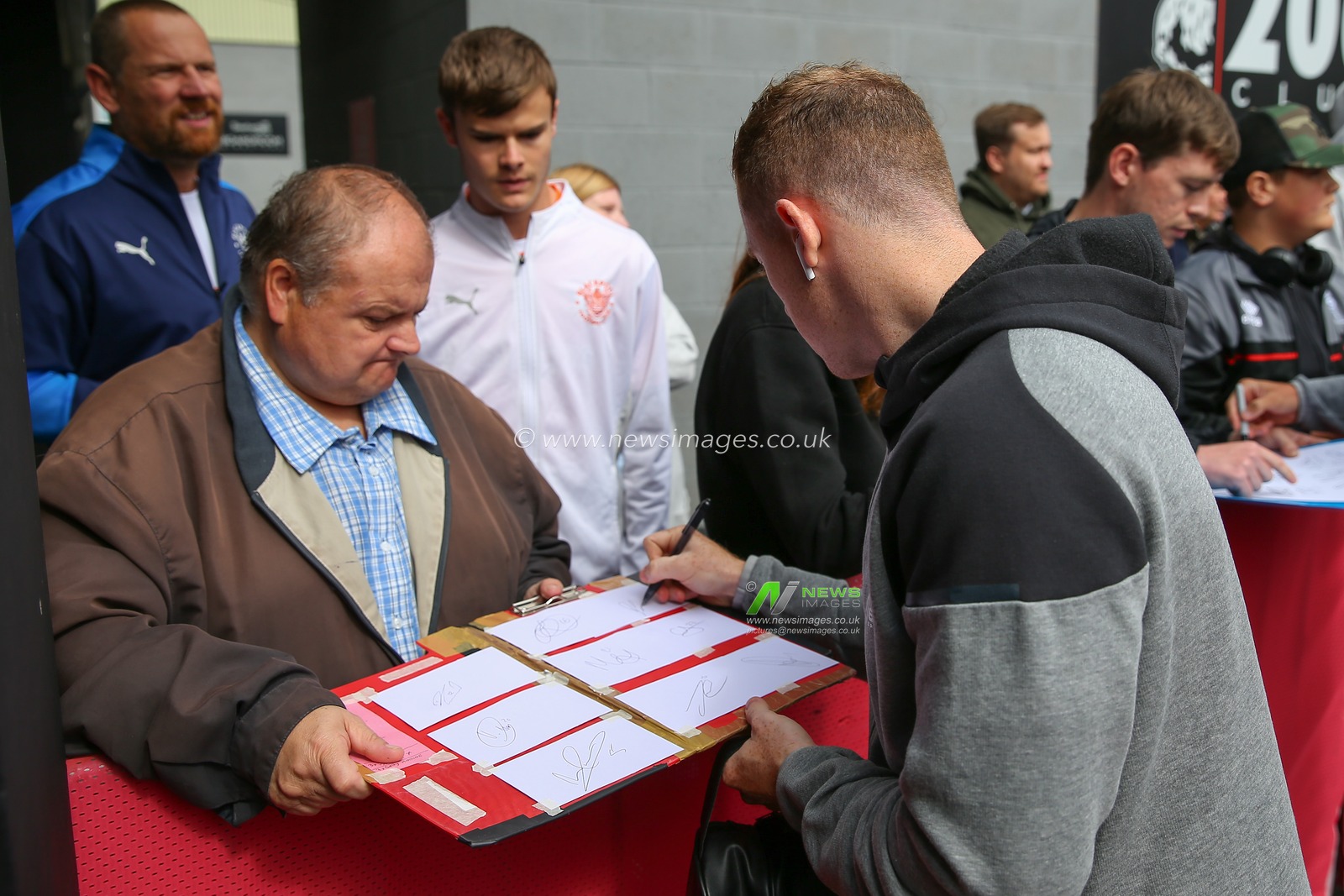 Shayne Lavery #19 of Blackpool signs a fans autographs ahead of the Sky Bet League 1 match Lincoln City vs Blackpool at Gelder Group Sincil Bank Stadium, Lincoln, United Kingdom, 26th August 2023

(Photo by Gareth Evans/News Images)