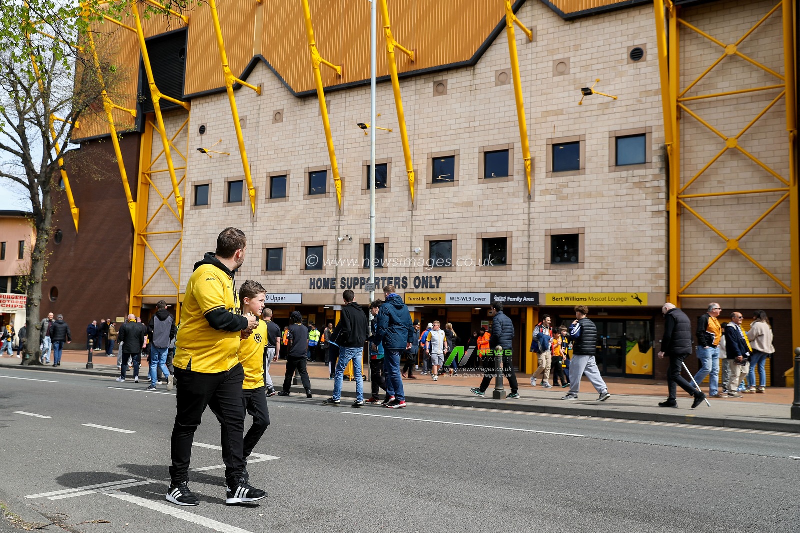Fans arrive at Molineux prior to the Premier League match Wolverhampton Wanderers vs Tottenham Hotspur at Molineux, Wolverhampton, United Kingdom, 13th April 2025

(Photo by Gareth Evans/News Images)