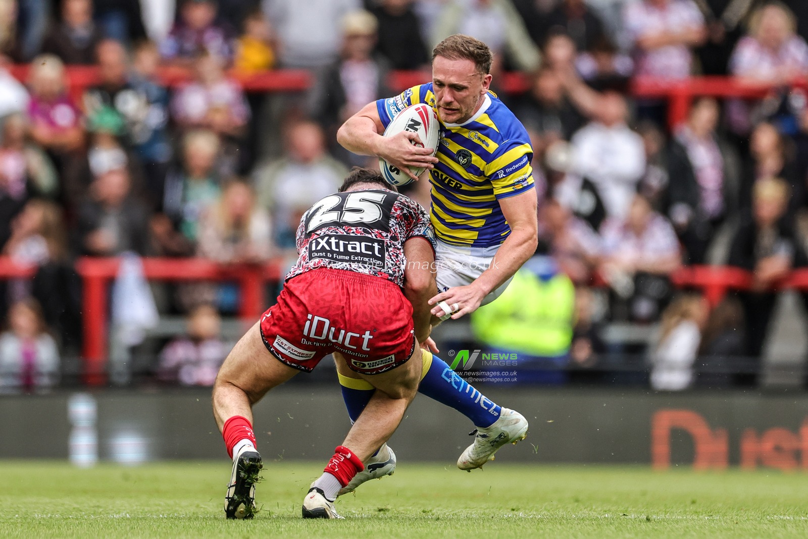 Ben Currie of Warrington Wolves is tackled by Louis Brogan of Leigh Leopards during the Betfred Super League round 20 match Leigh Leopards vs Warrington Wolves at Leigh Sports Village, Leigh, United Kingdom on 25 July 2026

(Photo by Alfie Cosgrove/News Images)