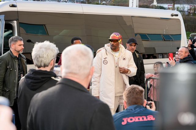 Snoop Dogg arrives at the Swansea.com Stadium ahead of the Sky Bet Championship match Swansea City vs Preston North End at Swansea.com Stadium, Swansea, United Kingdom on 24 February 2026

(Photo by Andrew Lewis/News Images)