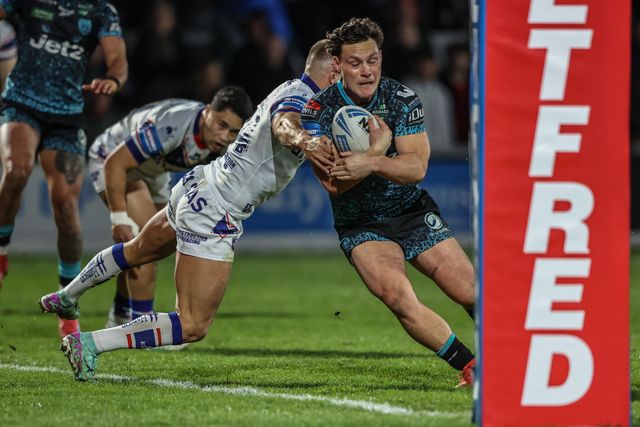 Lachlan Lam of Leigh Leopards goes over for a try during the Betfred Challenge Cup Quarter Final match Wakefield Trinity vs Leigh Leopards at DIY Kitchens Stadium, Wakefield, United Kingdom, 4th April 2025

(Photo by Alfie Cosgrove/News Images)