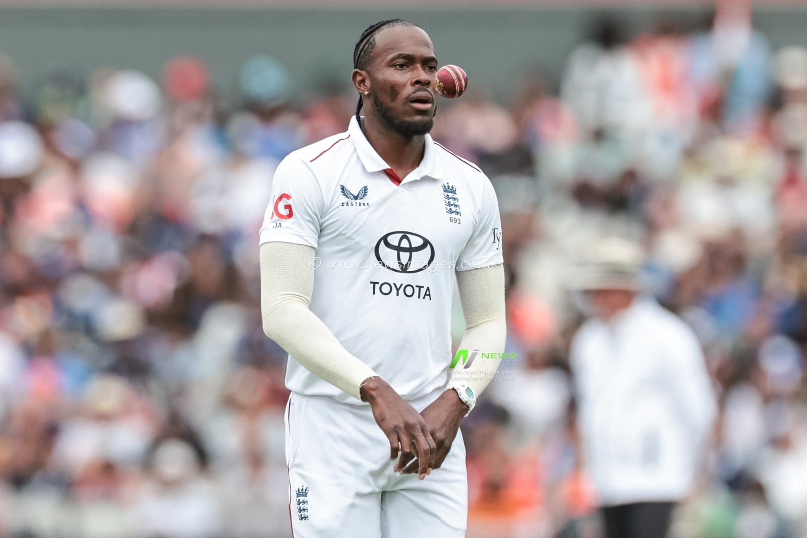 Jofra Archer of England with the ball during the 4th Rothesay Test Match match Day 4 England vs India at Old Trafford Cricket Ground, Manchester, United Kingdom, 26th July 2025

(Photo by Mark Cosgrove/News Images)