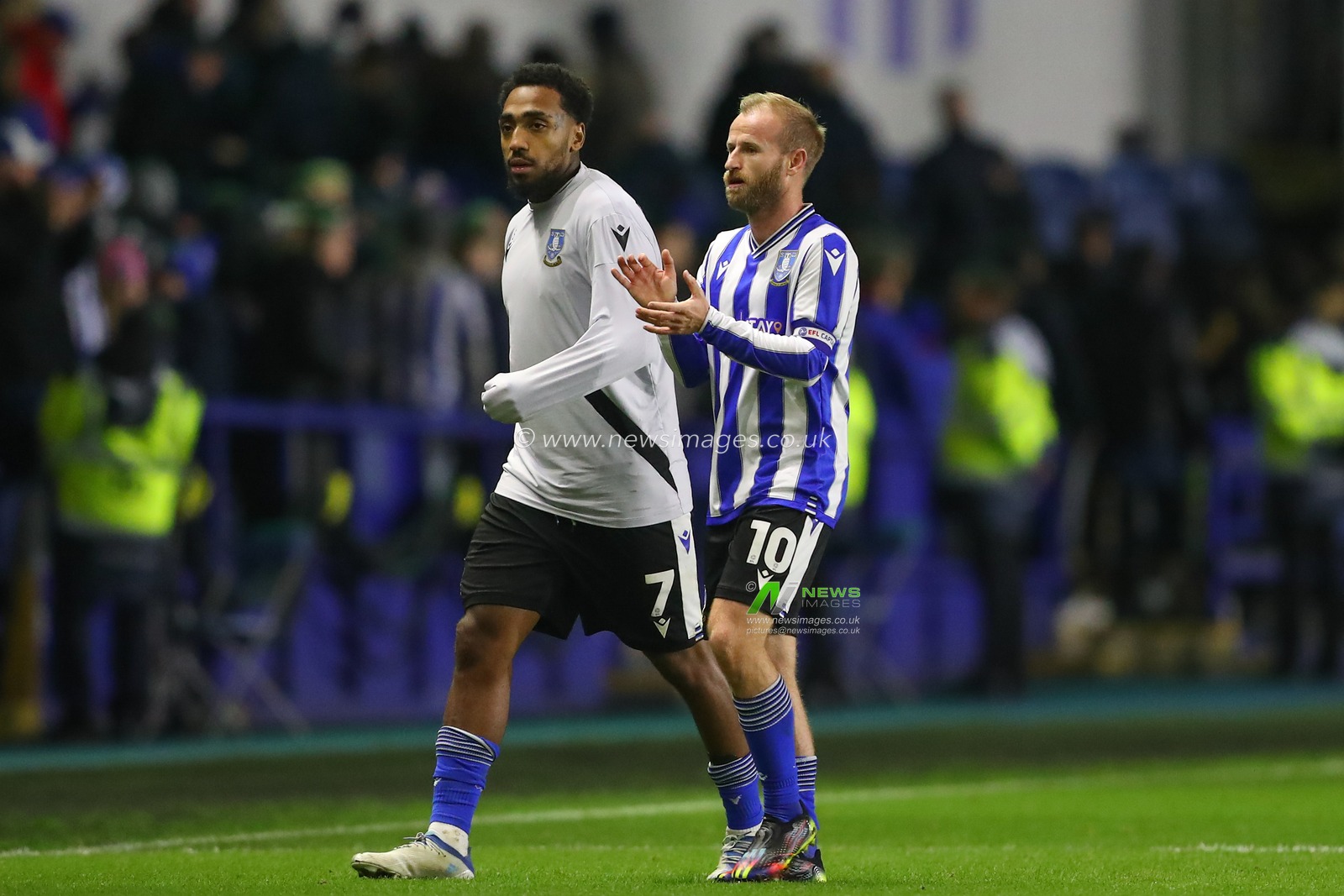 Barry Bannan #10 of Sheffield Wednesday applauds the home fans after the Emirates FA Cup  Round 2 match Sheffield Wednesday vs Mansfield Town at Hillsborough, Sheffield, United Kingdom, 26th November 2022

(Photo by Gareth Evans/News Images)