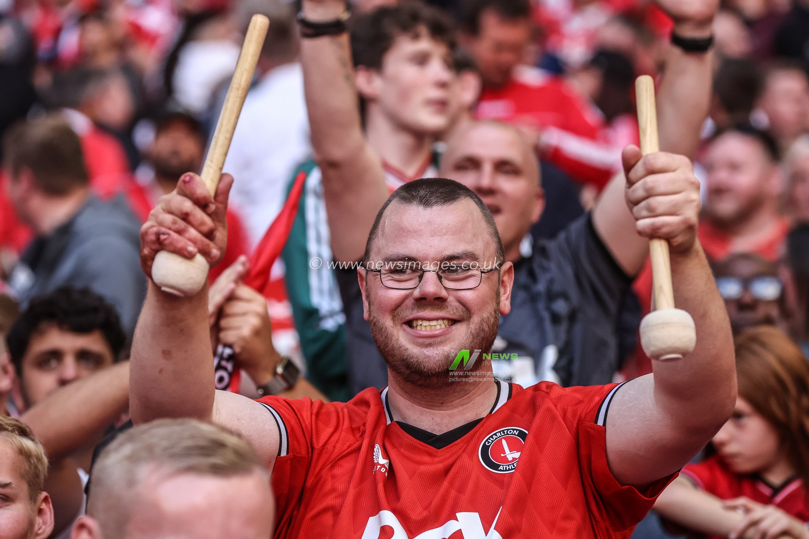 Charlton fans celebrate winning the playoff final during the Sky Bet League 1 Playoff Final match Charlton Athletic vs Leyton Orient at Wembley Stadium, London, United Kingdom, 25th May 2025

(Photo by Alfie Cosgrove/News Images)